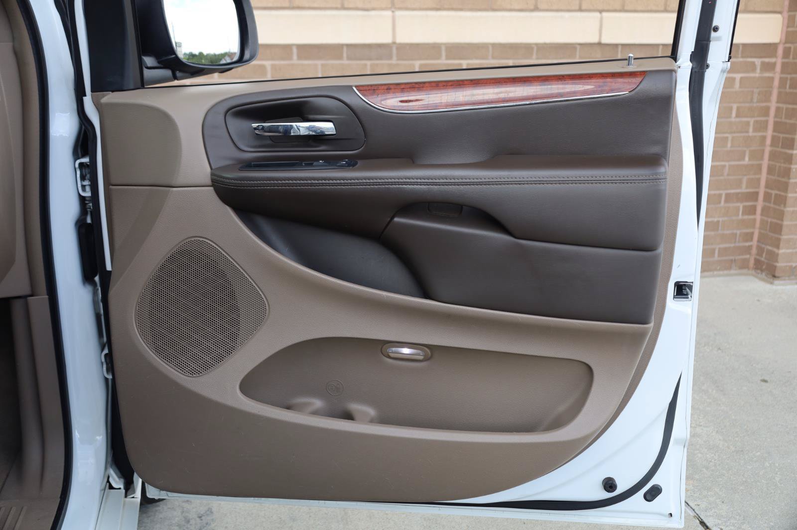 Used 2014 Chrysler Town & Country Touring FWD image 24