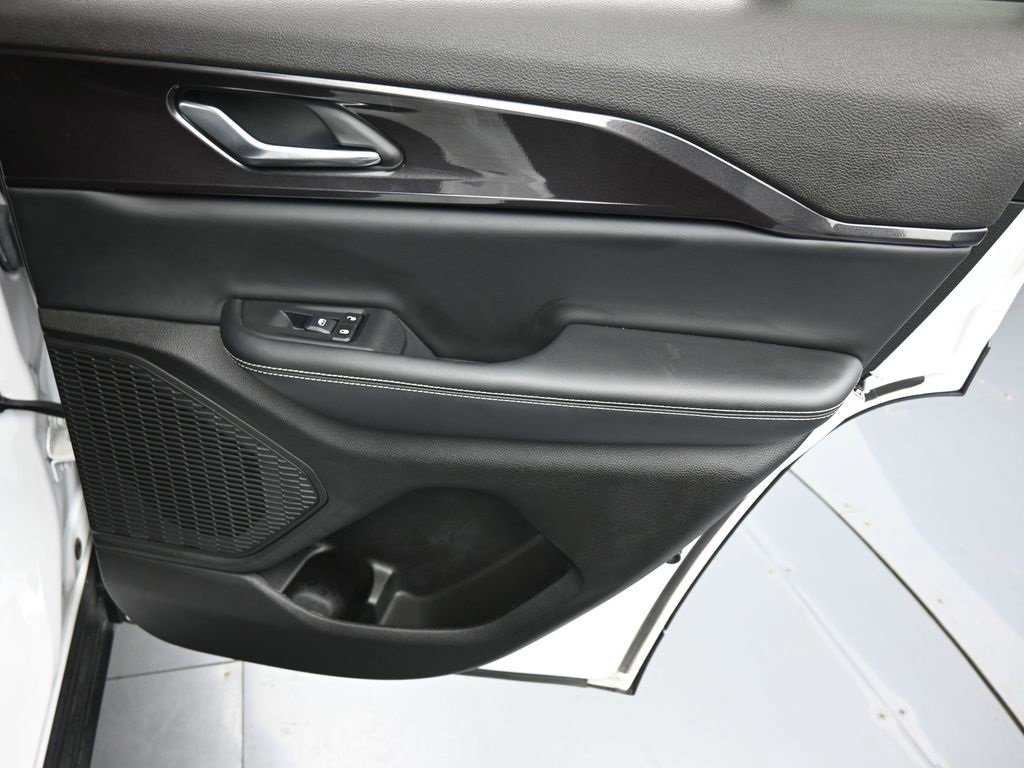 Used 2023 Jeep Grand Cherokee Altitude image 15