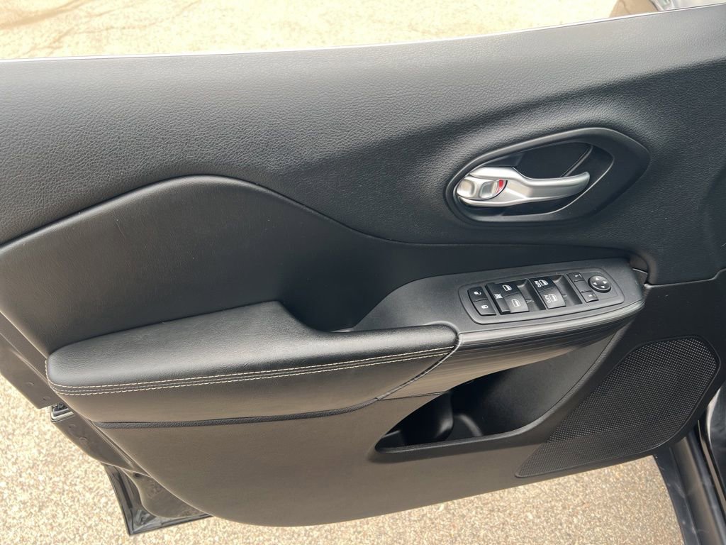 Used 2015 Jeep Cherokee Limited AWD/4WD image 7