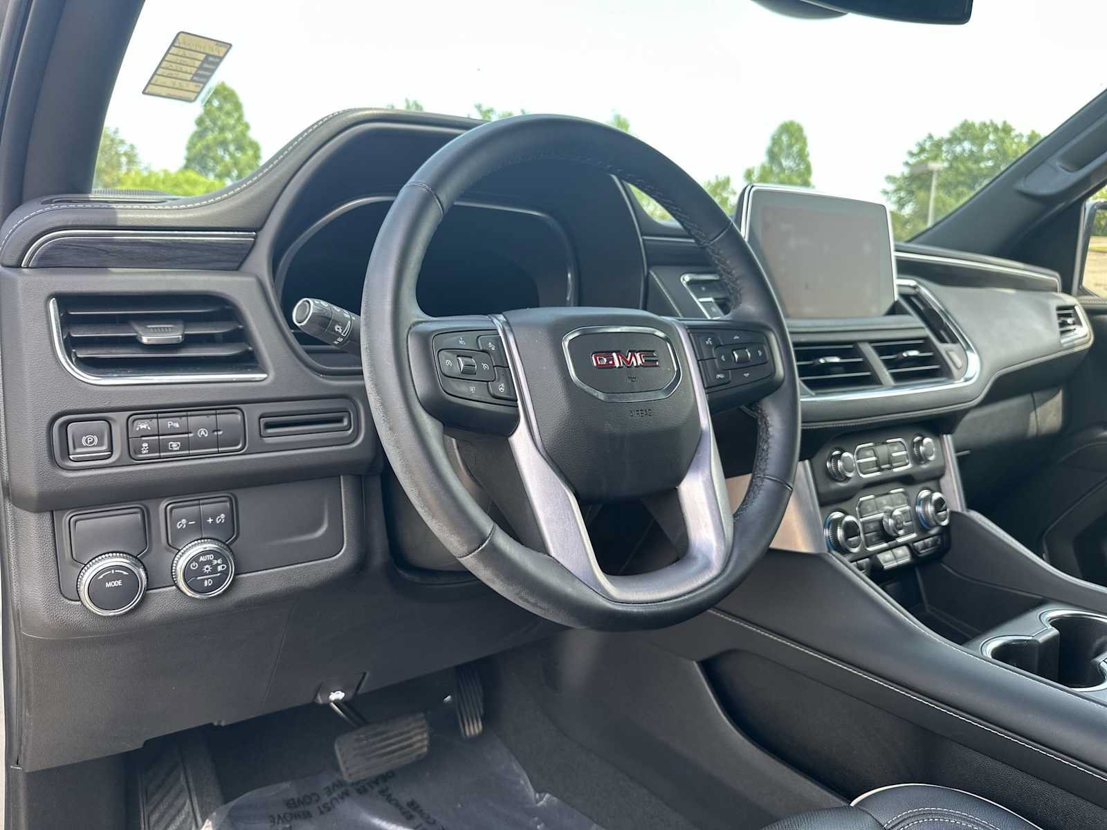 Used 2023 GMC Yukon SLT w/ SLT Luxury Package RWD image 16