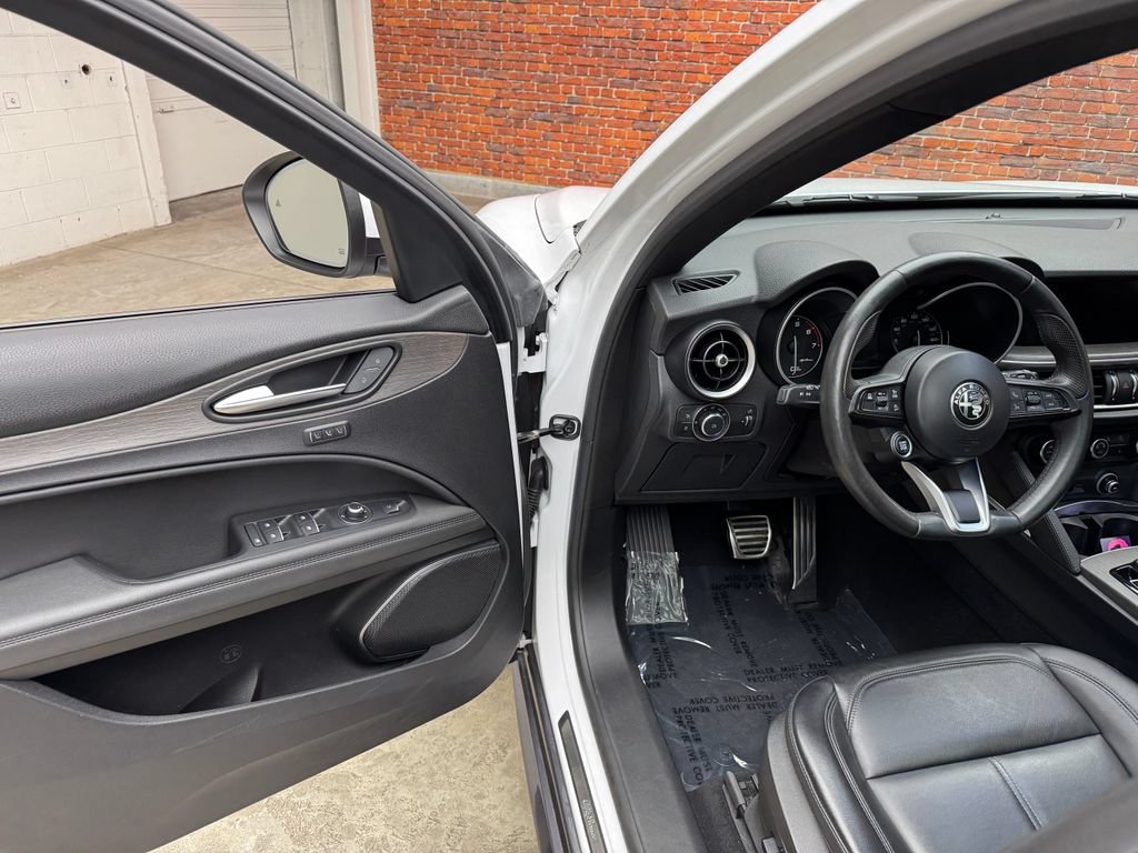 Used 2023 Alfa Romeo Stelvio Ti AWD/4WD image 8