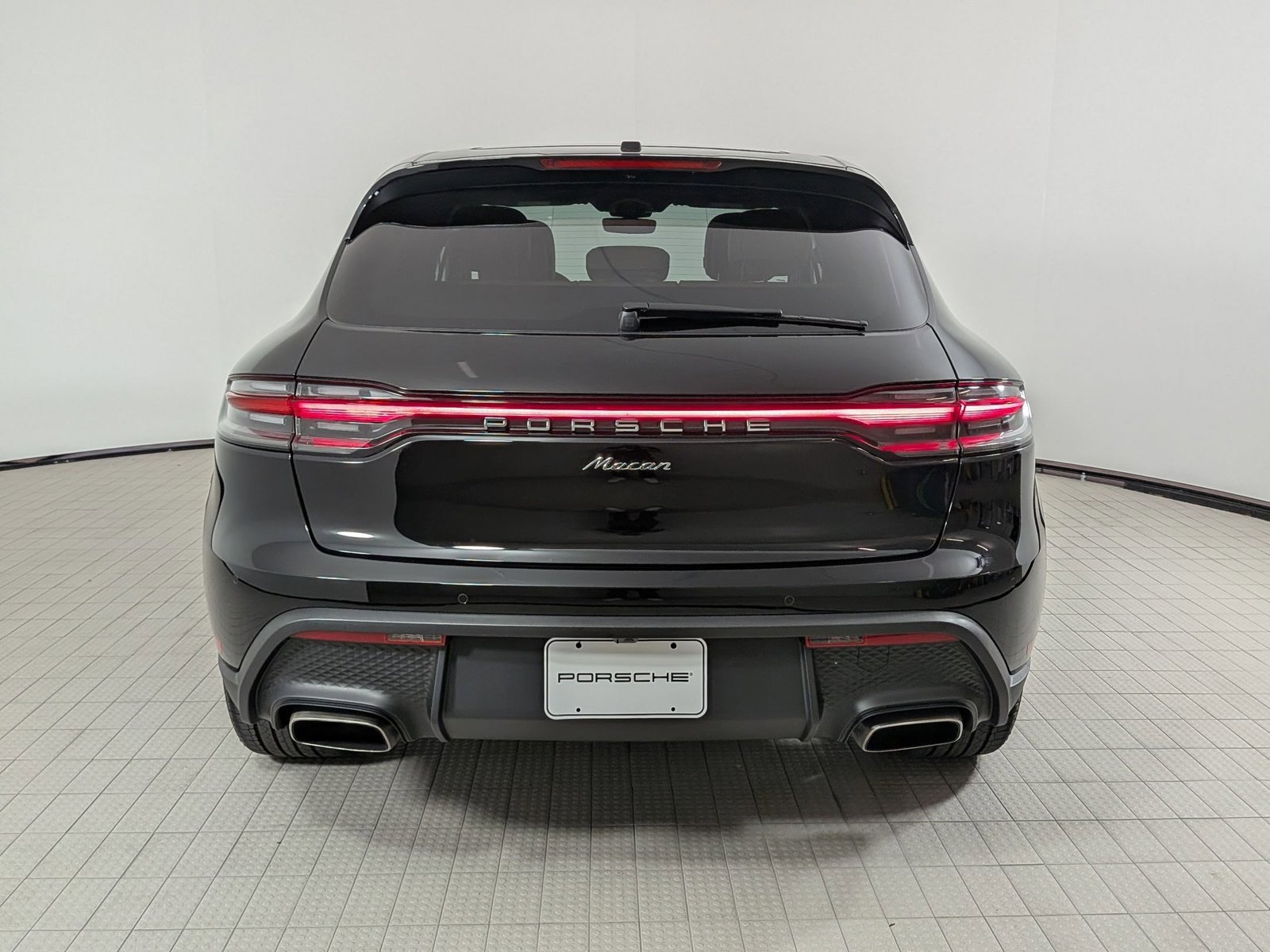 Certified 2025 Porsche Macan Turbo AWD/4WD image 10