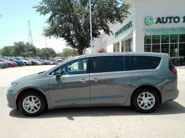 Used 2025 Chrysler Pacifica Select FWD image 12