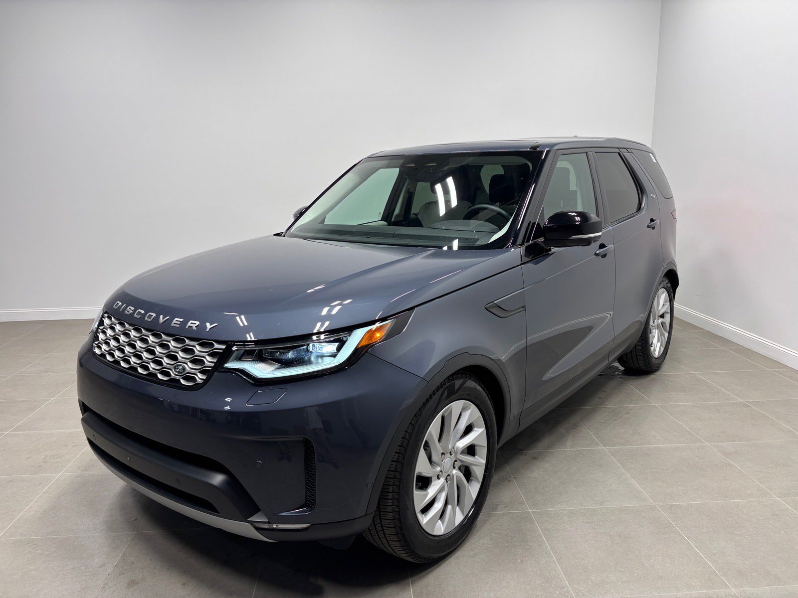 New 2025 Land Rover Discovery S
