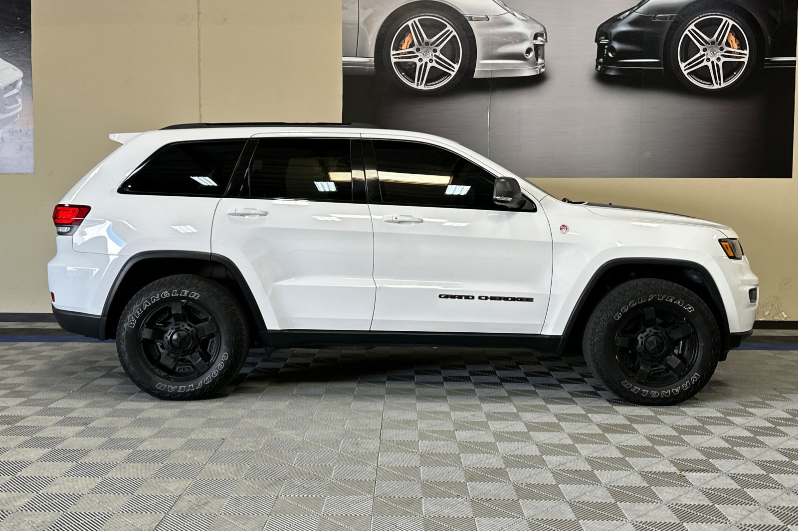 Used 2019 Jeep Grand Cherokee Trailhawk w/ Trailhawk Luxury Group AWD/4WD image 3