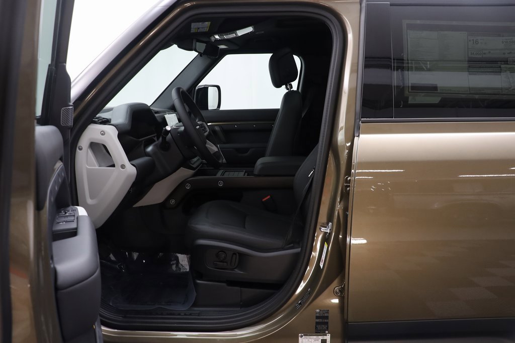 New 2024 Land Rover Defender 110 SE image 7