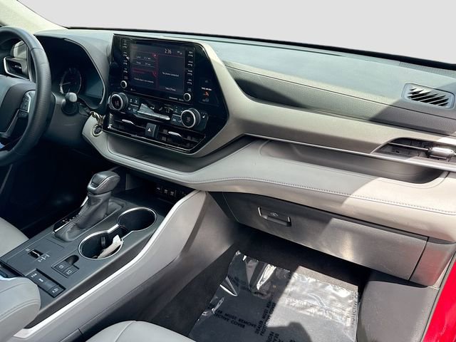 Used 2020 Toyota Highlander XLE image 28