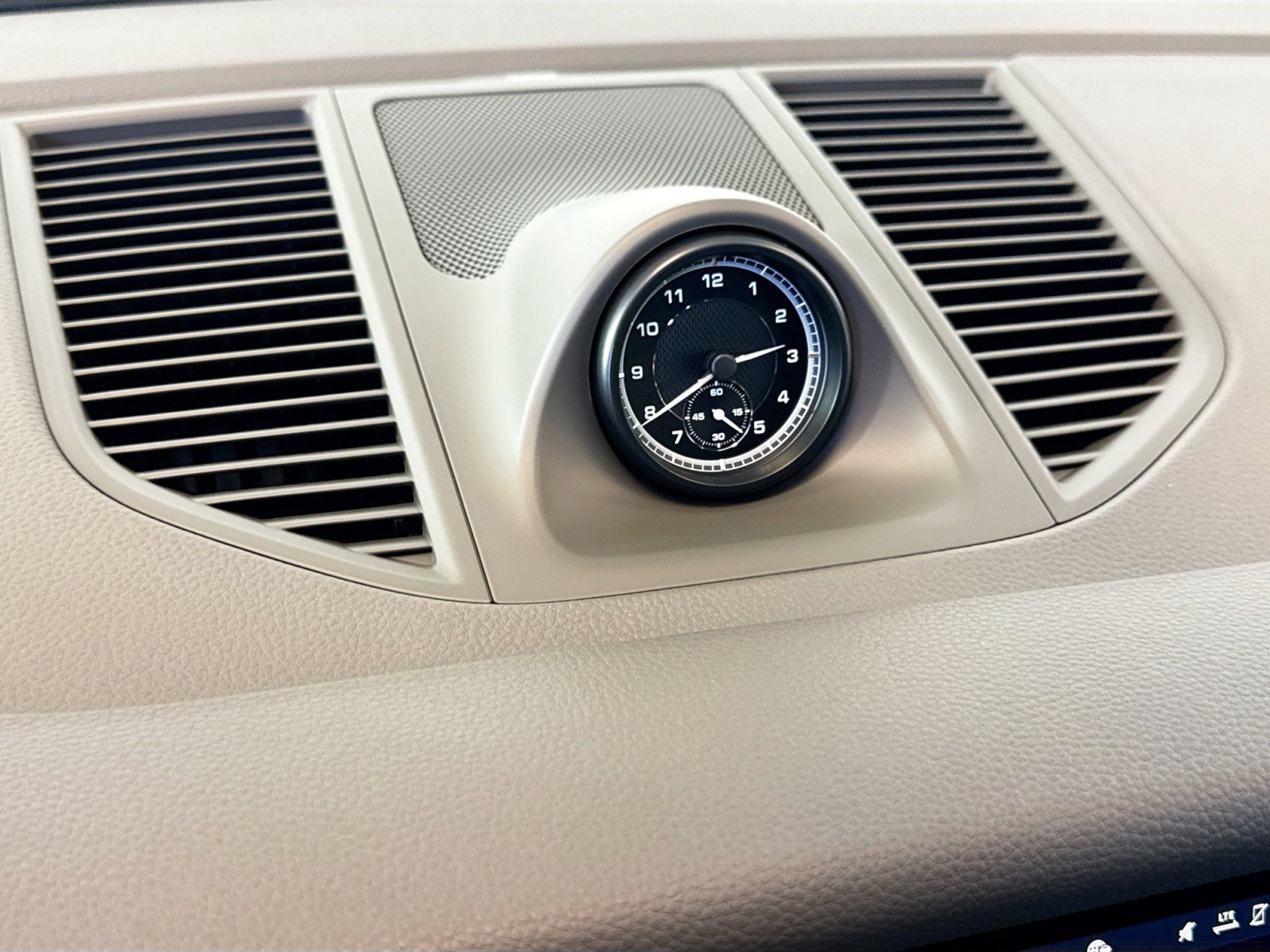 Certified 2025 Porsche Macan image 27