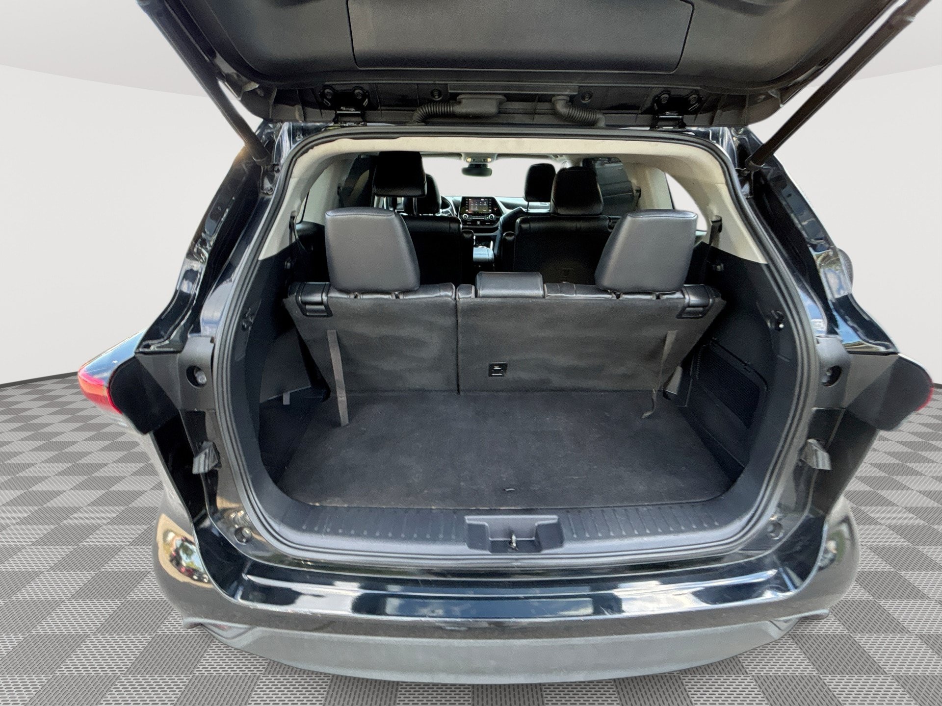 Used 2021 Toyota Highlander XLE AWD/4WD image 22