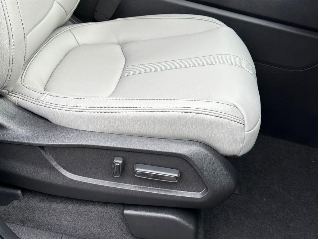 New 2025 Honda Pilot Touring image 12