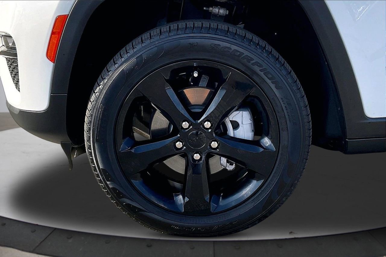 Certified 2025 Jeep Grand Cherokee Limited w/ Black Appearance Package image 34