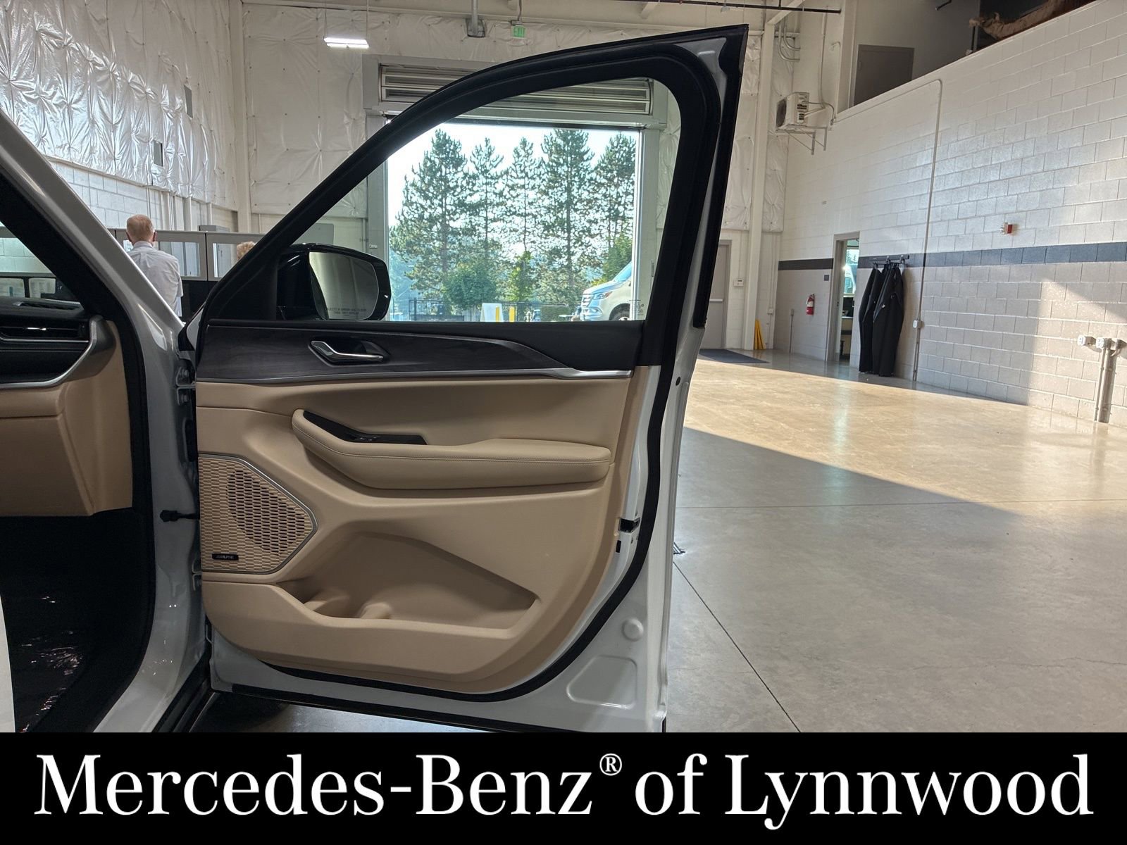 Used 2025 Jeep Grand Cherokee L Limited image 23