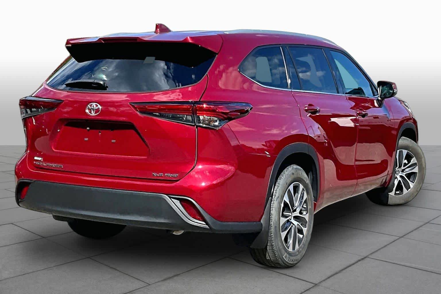 Used 2022 Toyota Highlander XLE AWD/4WD image 13