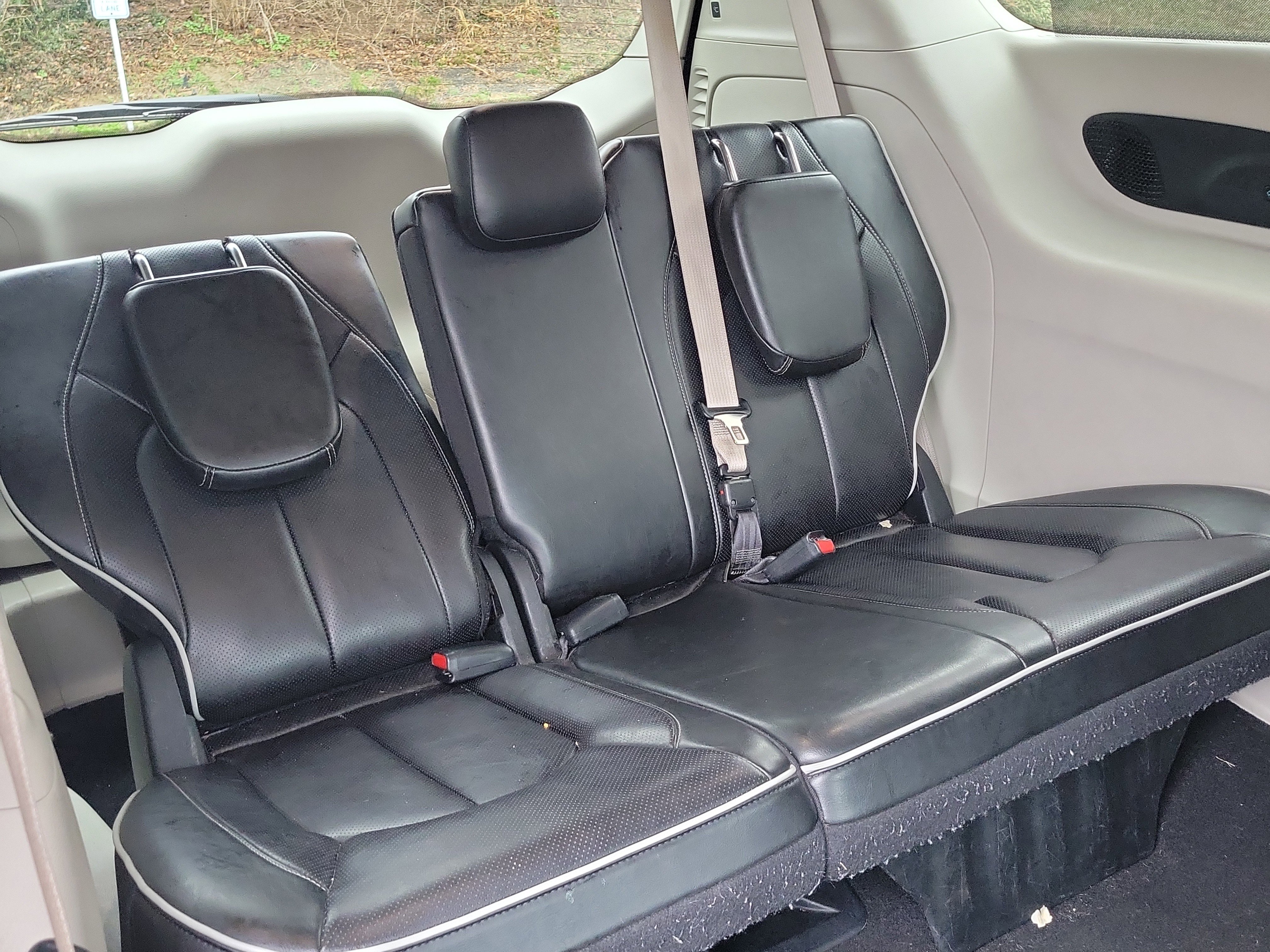 Used 2022 Chrysler Pacifica Limited w/ Uconnect Theater Family Group image 27