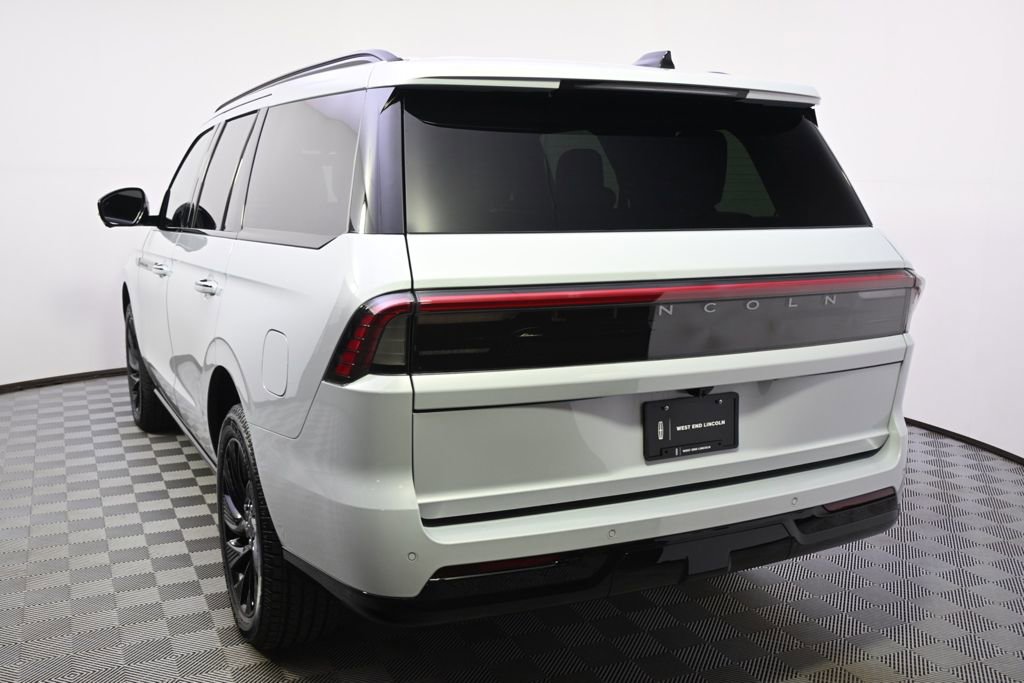New 2025 Lincoln Navigator Reserve w/ Jet Appearance Package image 4