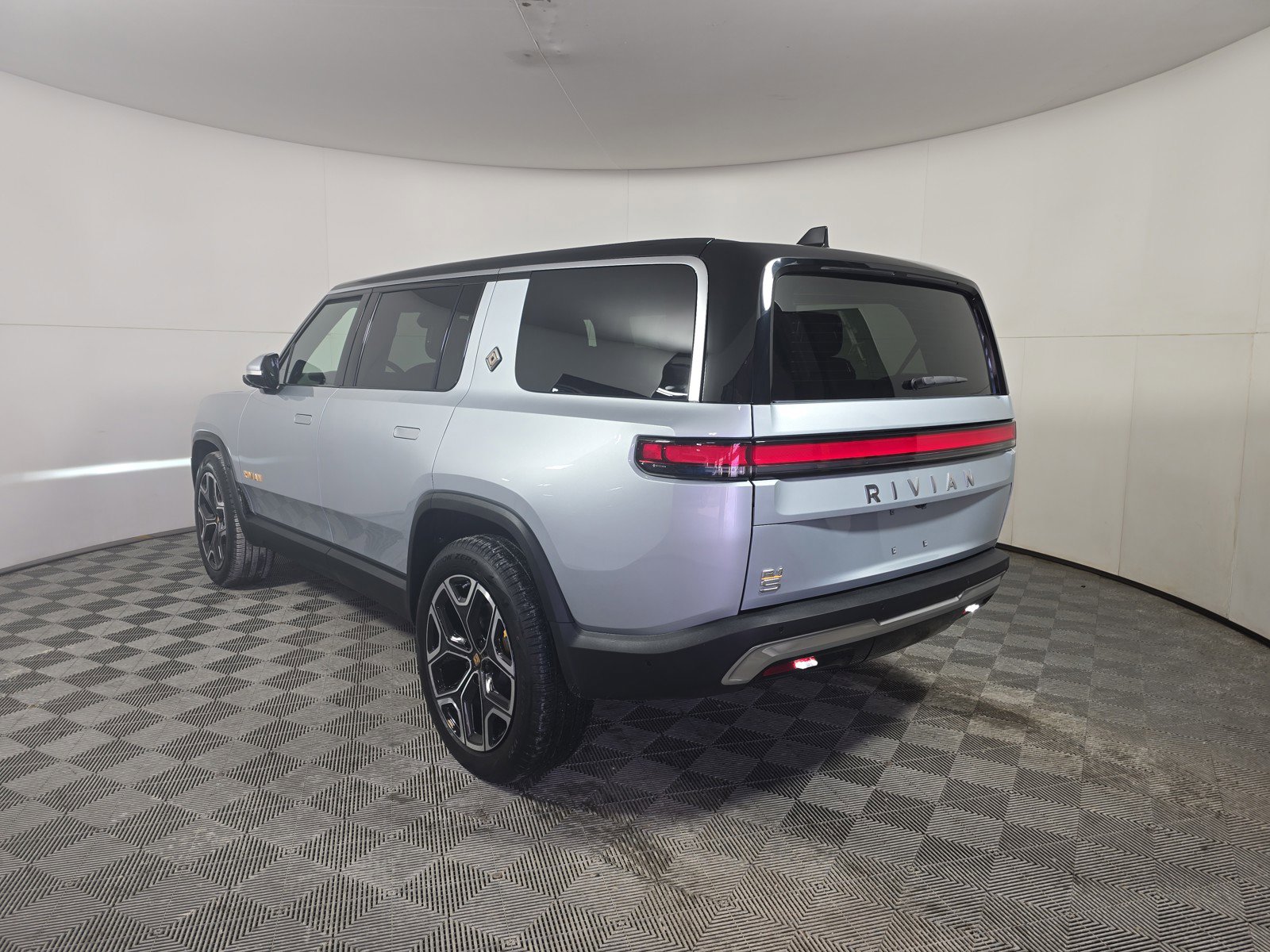 Used 2023 Rivian R1S Adventure AWD/4WD image 3