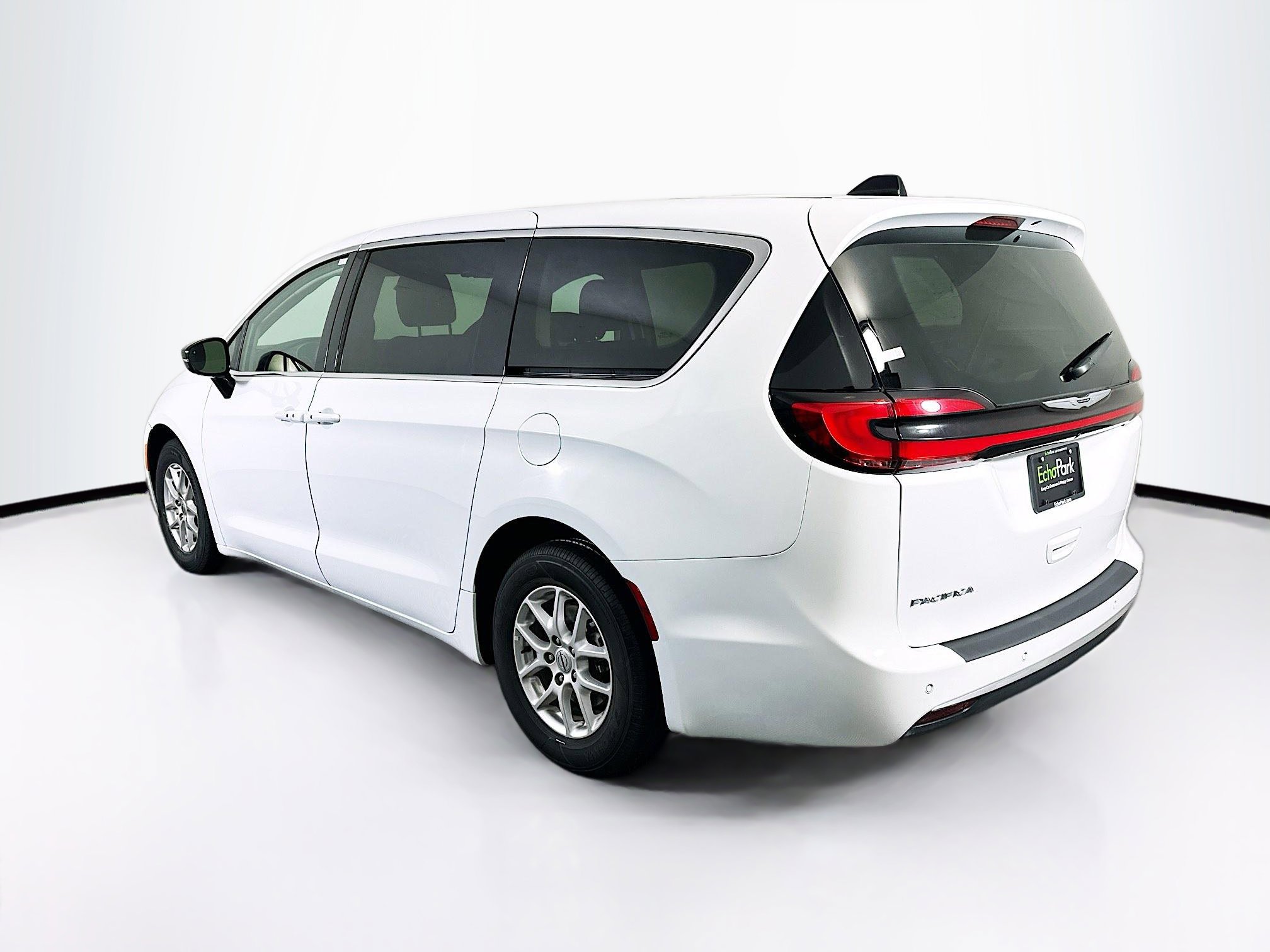 Used 2024 Chrysler Pacifica Touring-L image 5