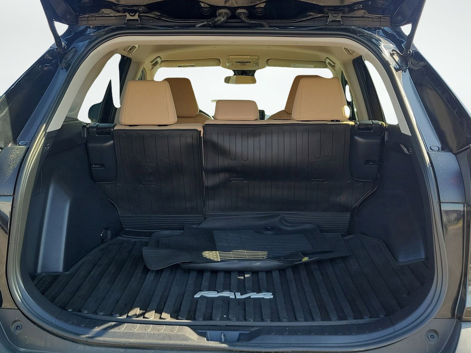 Used 2021 Toyota RAV4 LE AWD/4WD image 8