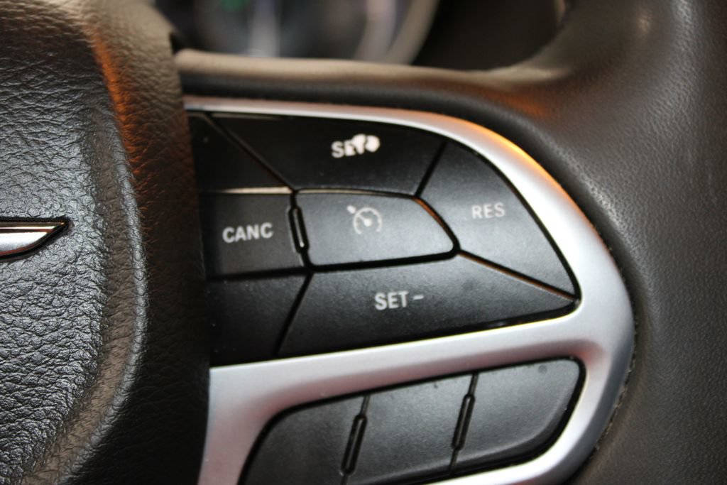 Used 2023 Chrysler 300 Touring AWD/4WD image 43