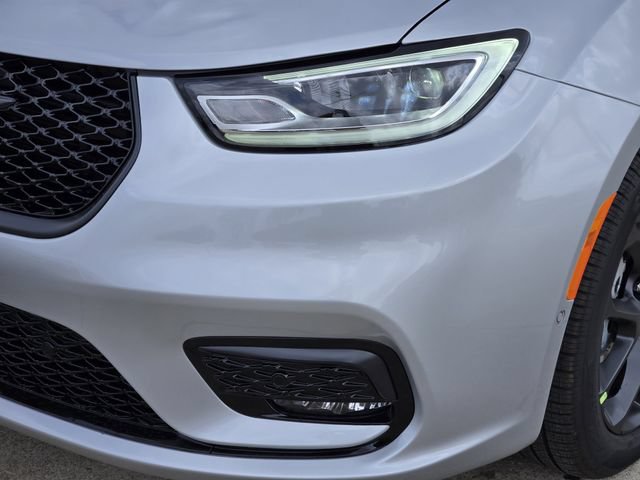 New 2026 Chrysler Pacifica Limited w/ Uconnect Theater Family Group FWD image 6