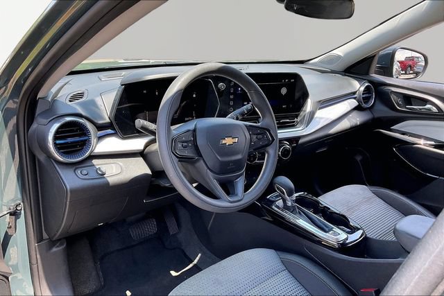 Used 2025 Chevrolet Trax LT FWD image 12