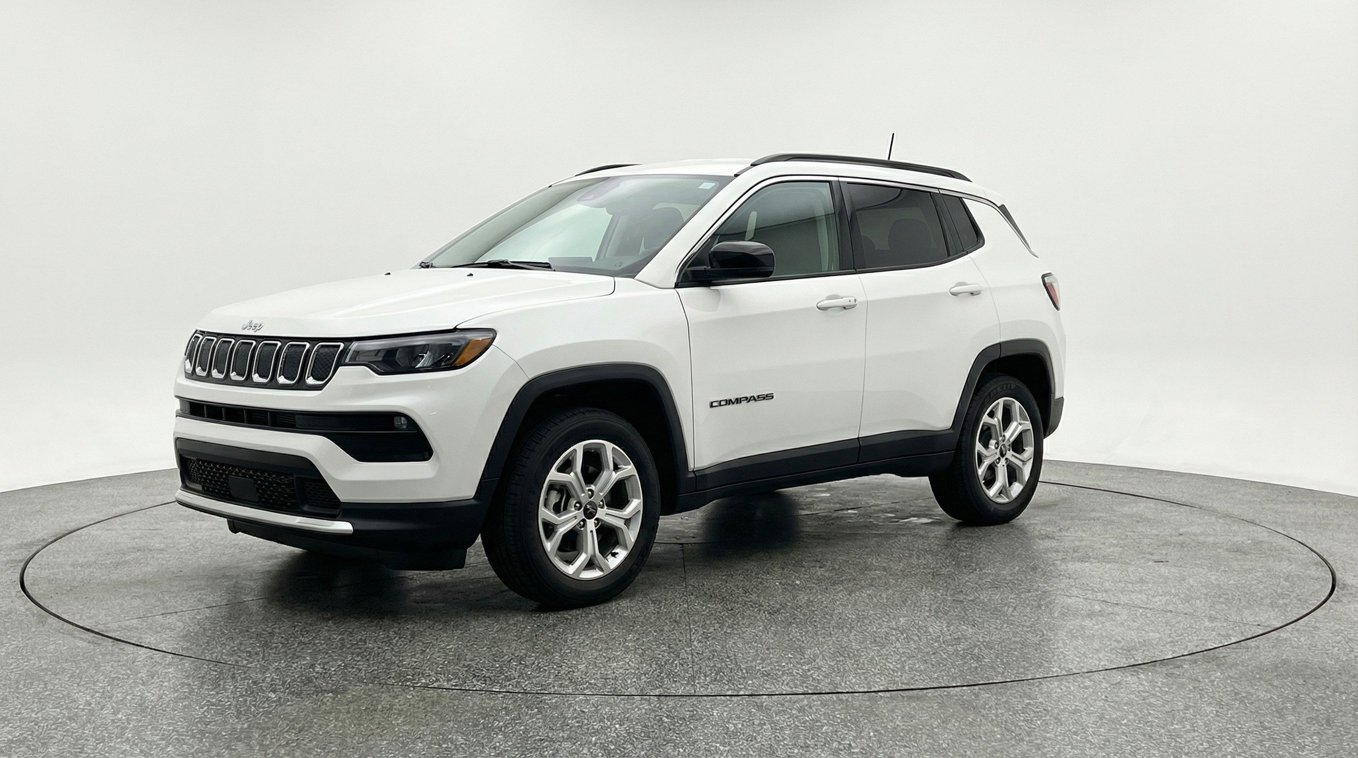 Used 2025 Jeep Compass Latitude image 3