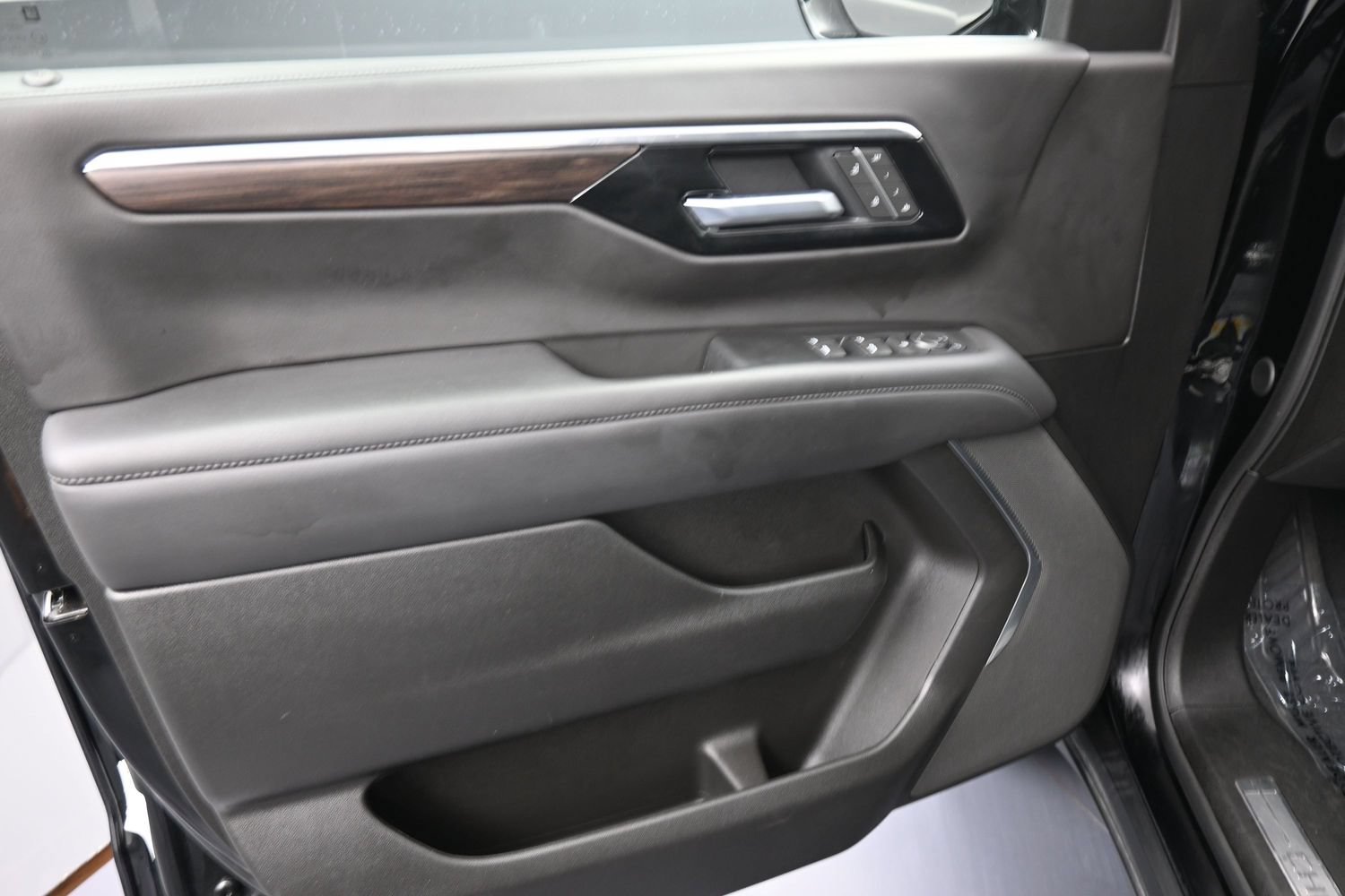 Used 2025 Chevrolet Suburban Z71 AWD/4WD image 13