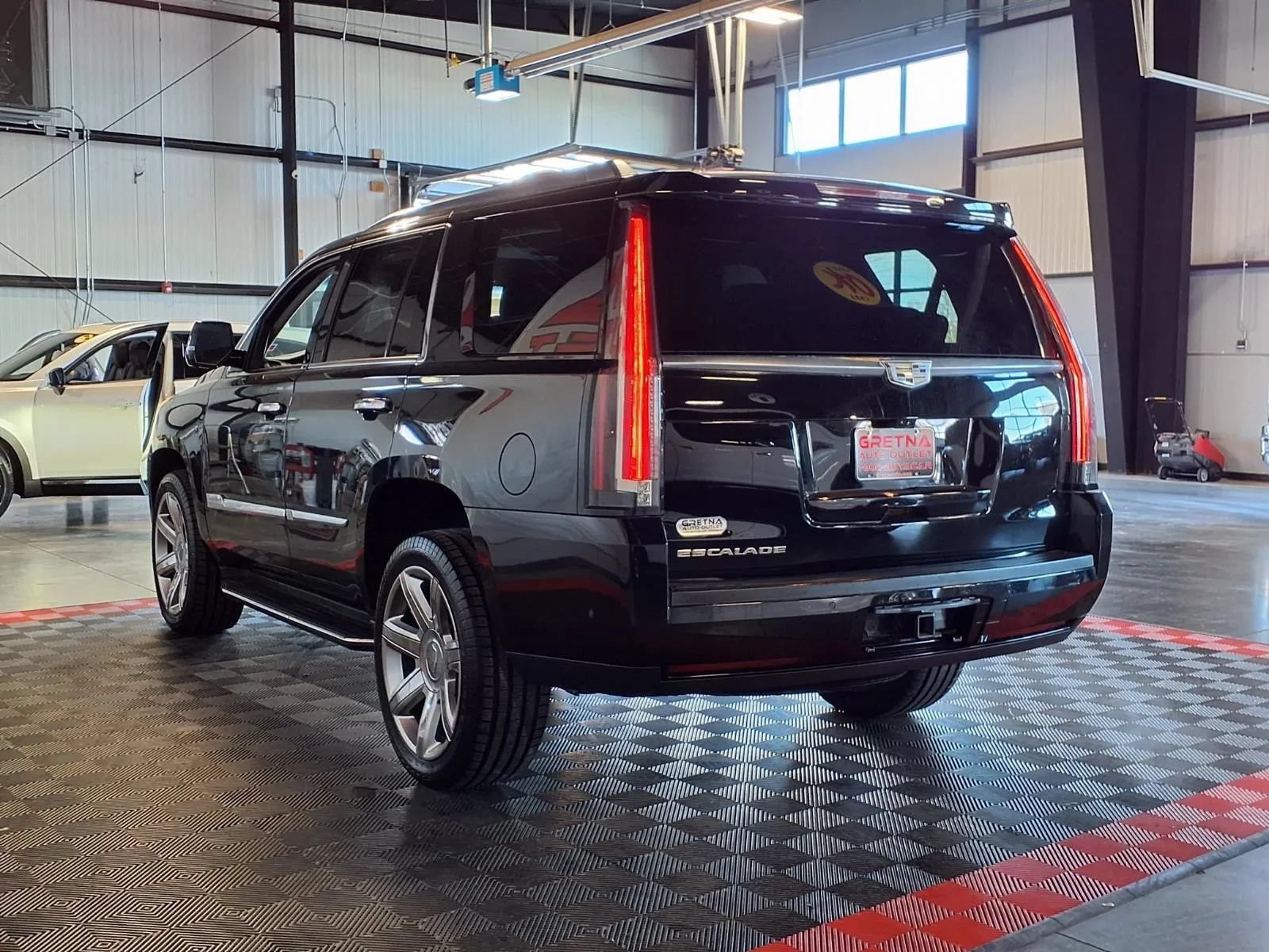 Used 2020 Cadillac Escalade Luxury AWD/4WD image 4