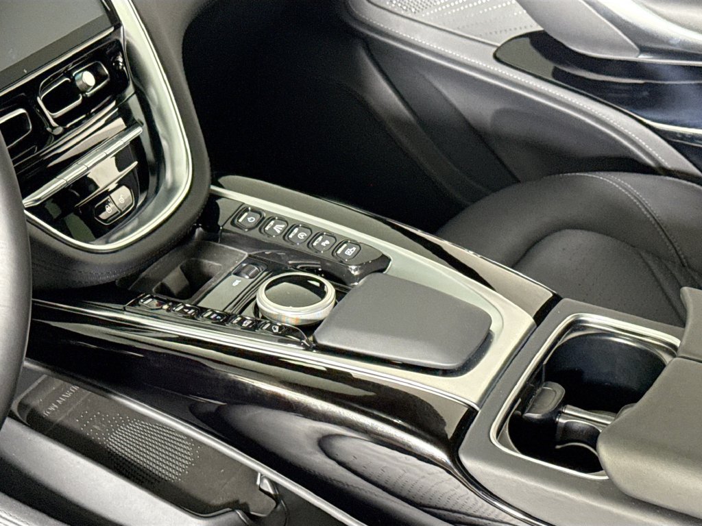 Used 2024 Aston Martin DBX AWD/4WD image 21