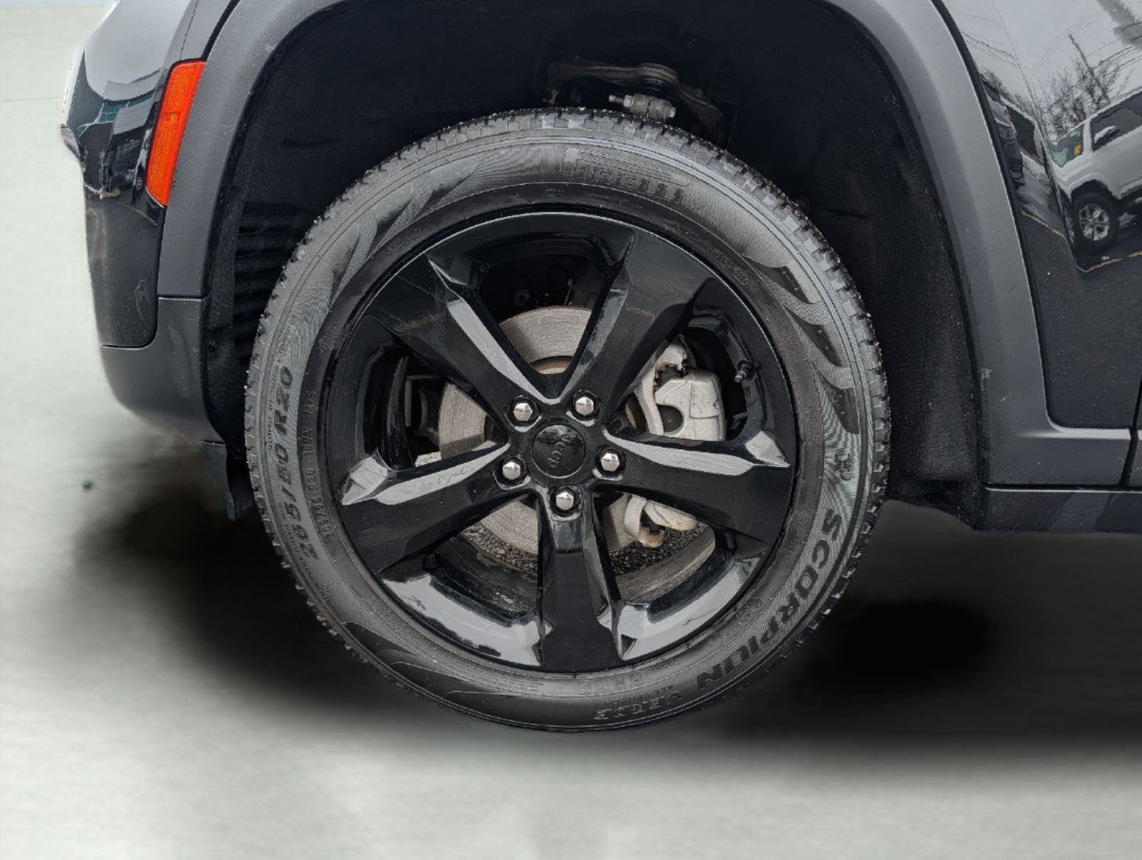 Used 2024 Jeep Grand Cherokee Limited w/ Black Appearance Package image 8