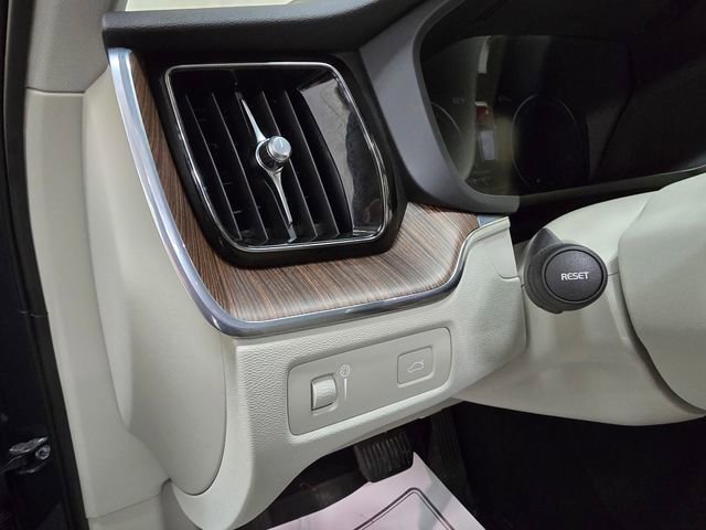 Used 2021 Volvo XC60 T5 Momentum image 15