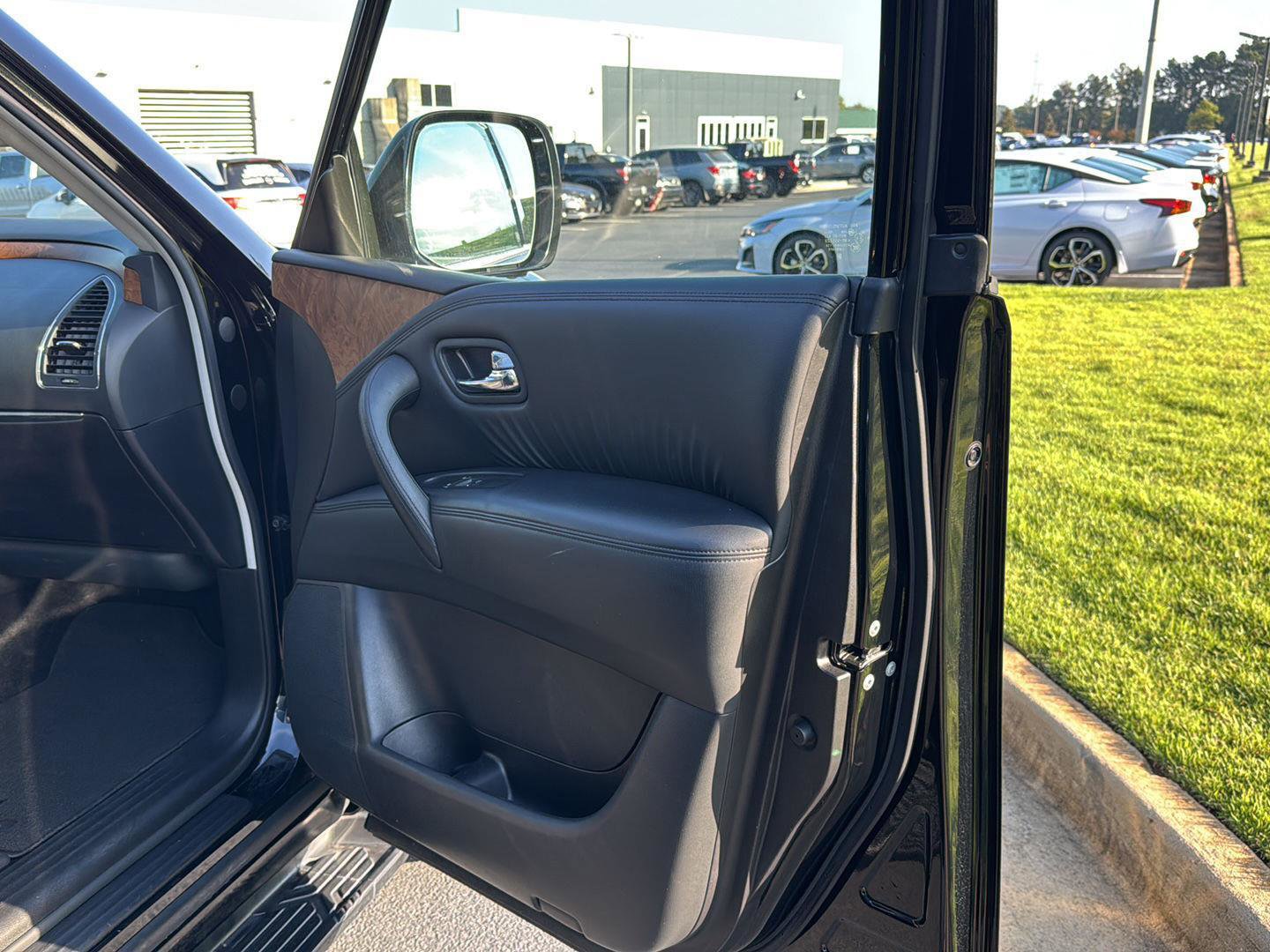 Used 2023 Nissan Armada SL w/ Captain's Chairs Package image 12