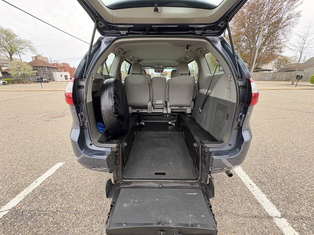 Used 2017 Toyota Sienna L FWD image 2