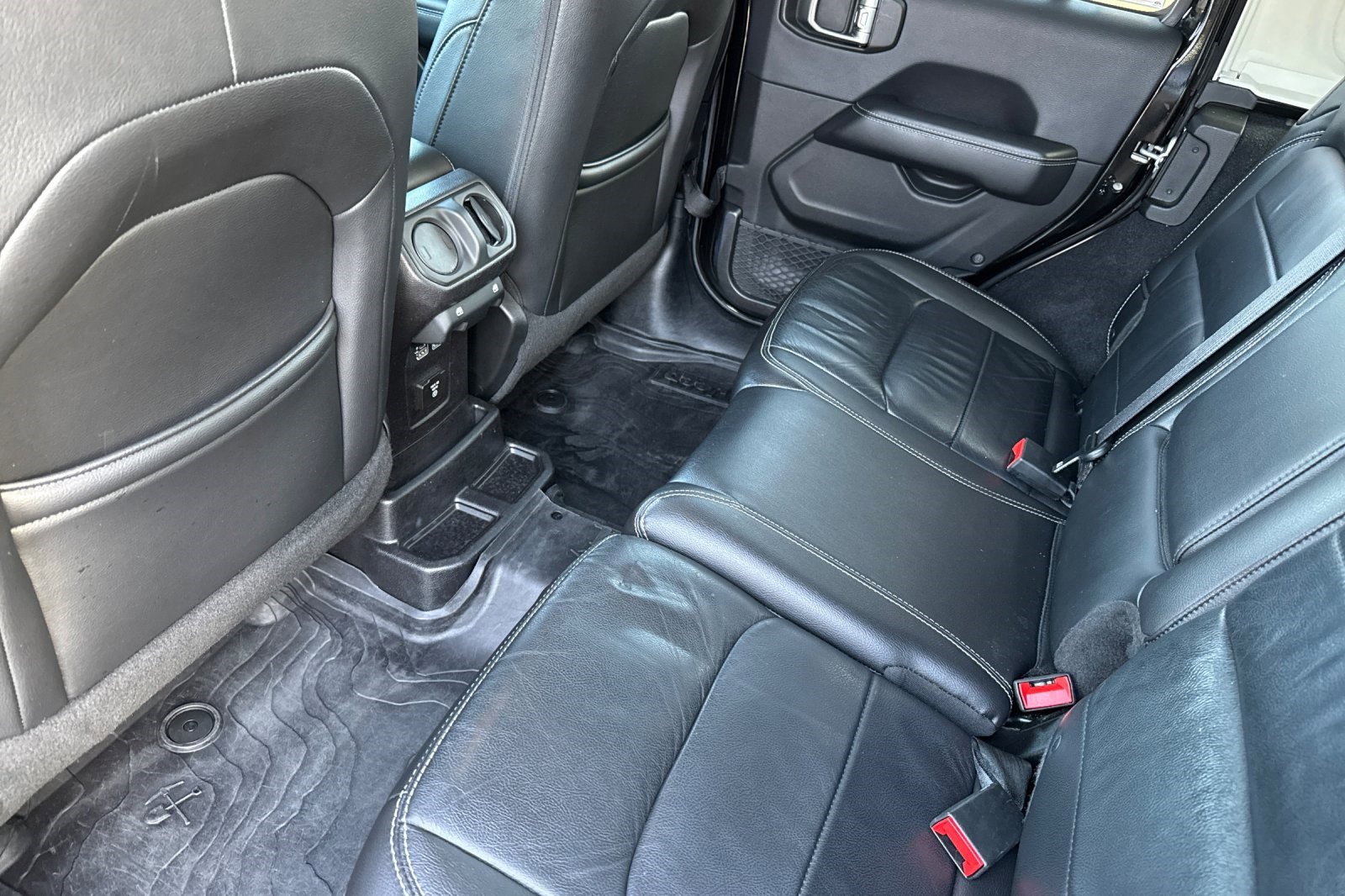 Used 2018 Jeep Wrangler Unlimited Sahara image 15