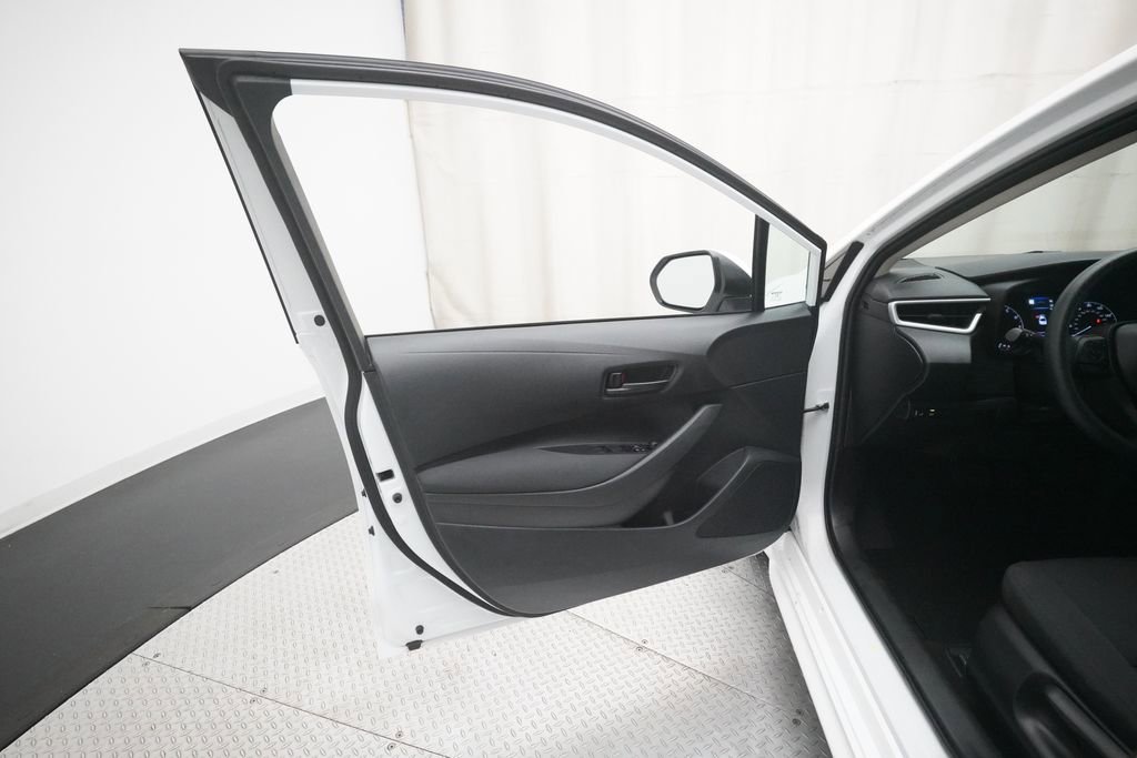 Used 2025 Toyota Corolla LE FWD image 27