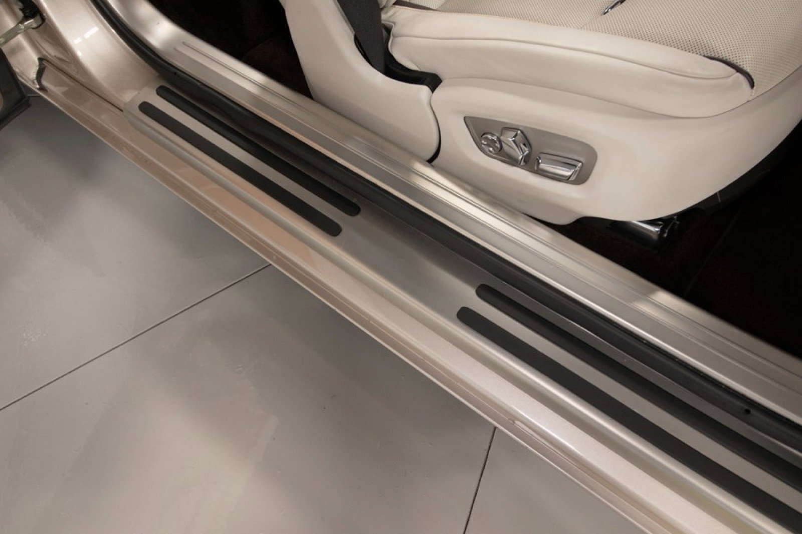 Used 2019 Rolls-Royce Dawn image 46