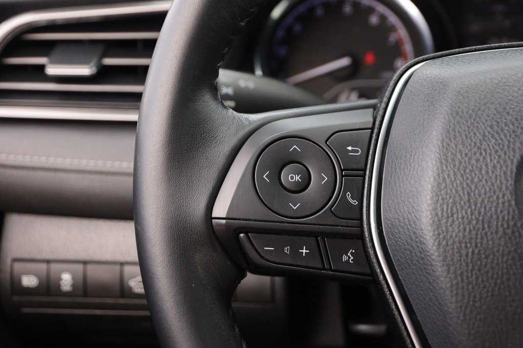 Used 2020 Toyota Camry SE image 11