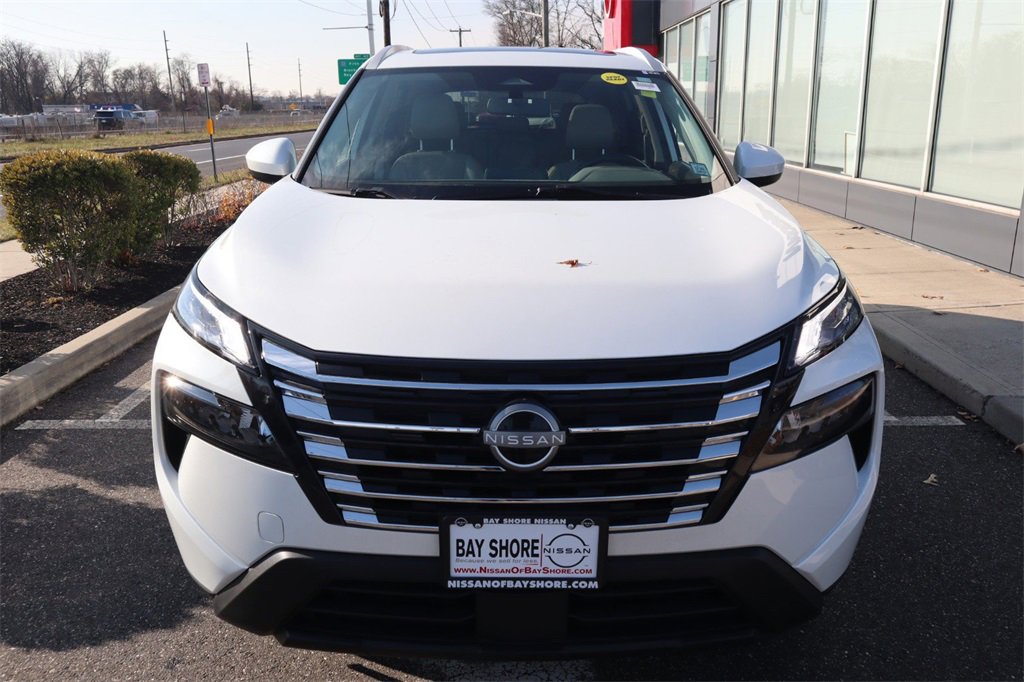 Used 2024 Nissan Rogue SV w/ SV Premium Package image 4