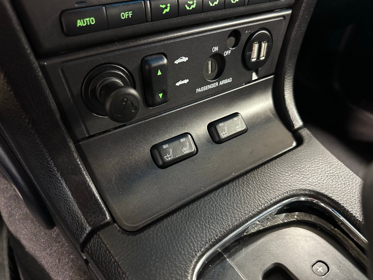 Used 2005 Ford Thunderbird image 23