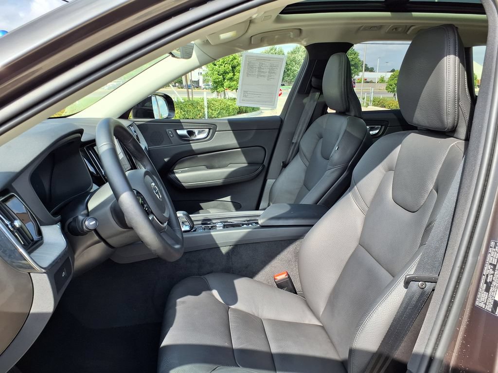 Certified 2025 Volvo XC60 B5 Plus AWD/4WD image 15