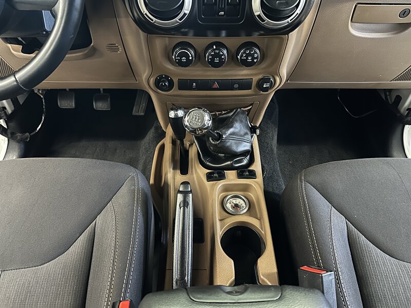 Used 2015 Jeep Wrangler Unlimited Rubicon w/ Connectivity Group AWD/4WD image 22