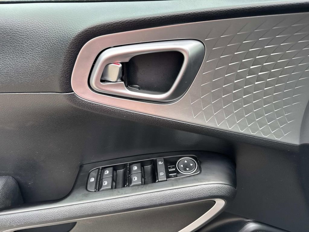 Used 2025 Kia Soul LX w/ LX Technology Package FWD image 21