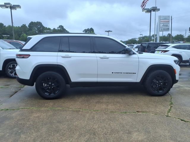 Used 2025 Jeep Grand Cherokee Altitude RWD image 2