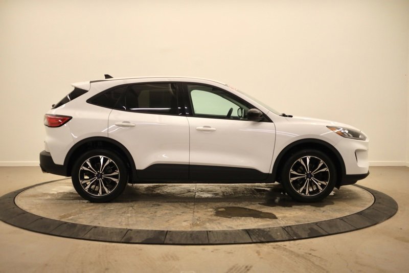 Used 2022 Ford Escape SE w/ SE Sport Appearance Package image 2