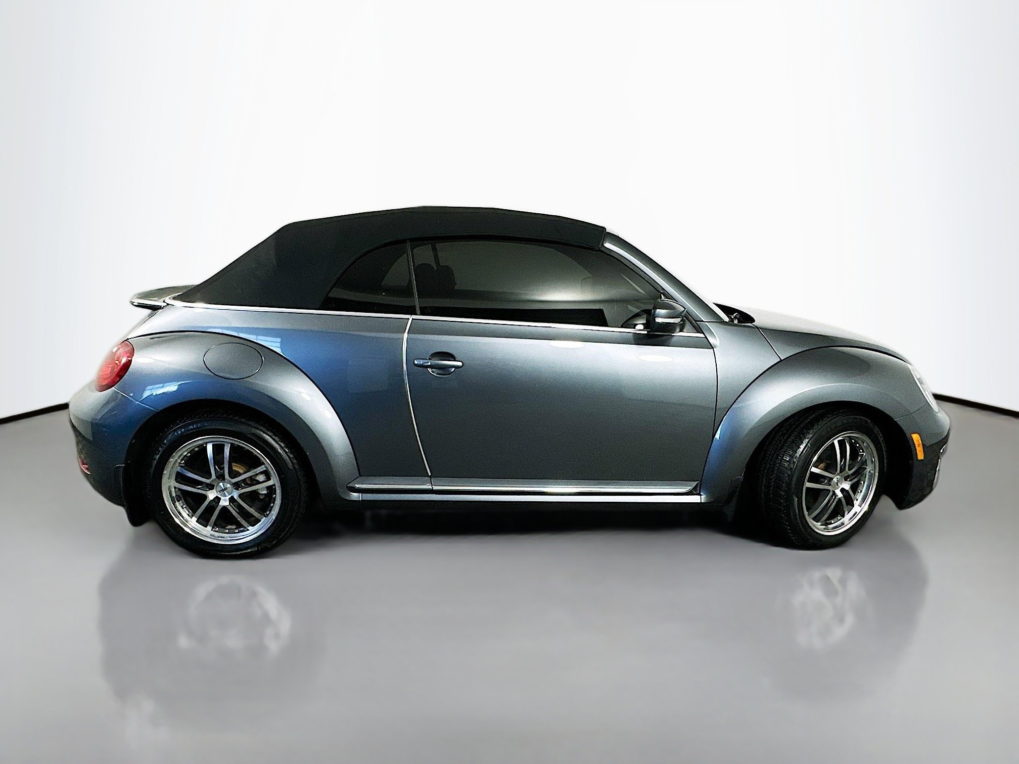 Used 2019 Volkswagen Beetle 2.0T SE FWD image 8