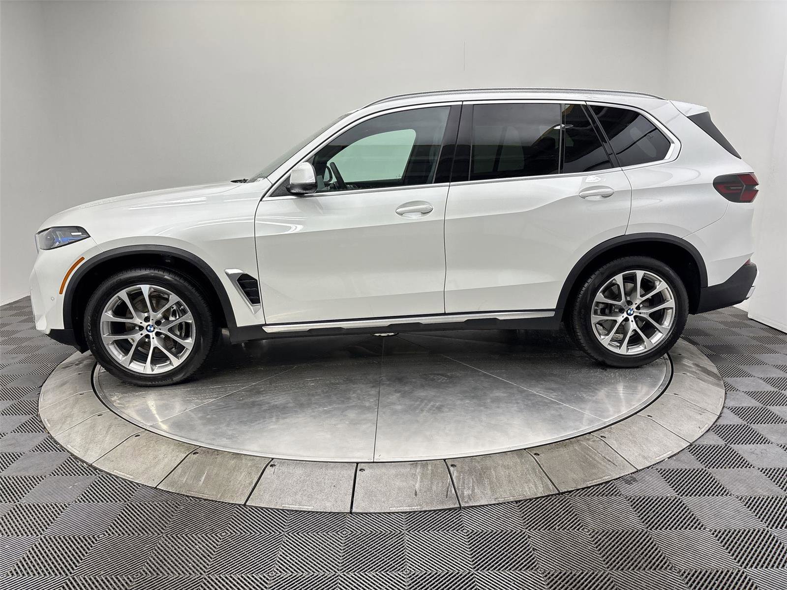 Used 2024 BMW X5 xDrive40i w/ Premium Package image 16