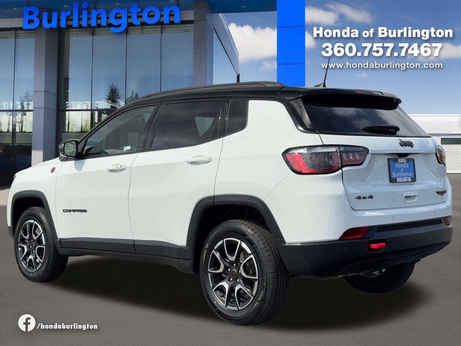 Used 2025 Jeep Compass Trailhawk AWD/4WD image 4