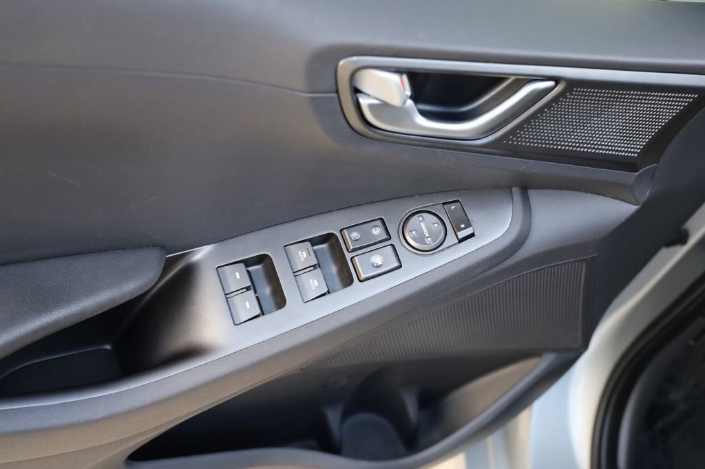 Used 2020 Hyundai Ioniq SEL image 11