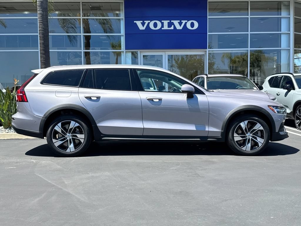 New 2026 Volvo V60 B5 Cross Country Plus w/ Climate Package AWD/4WD image 6