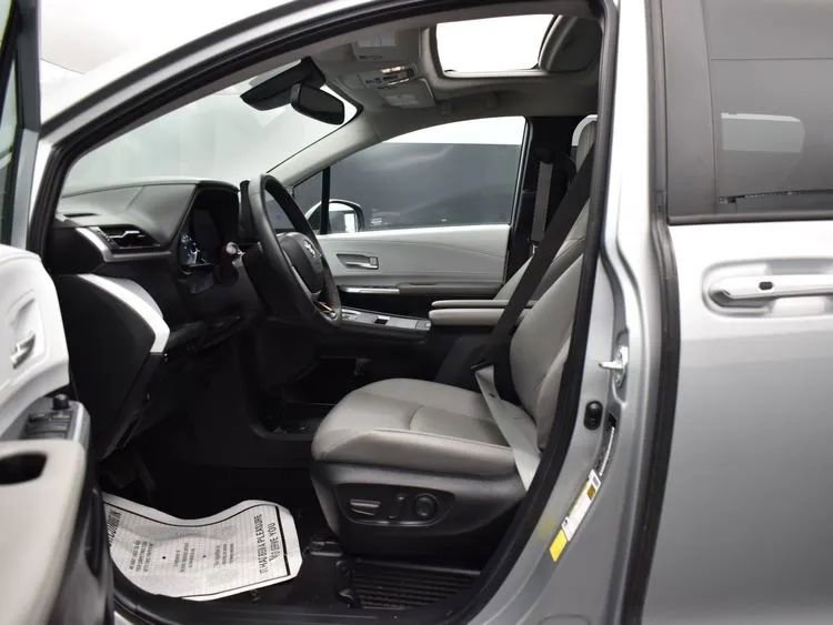 Used 2025 Toyota Sienna XLE image 14